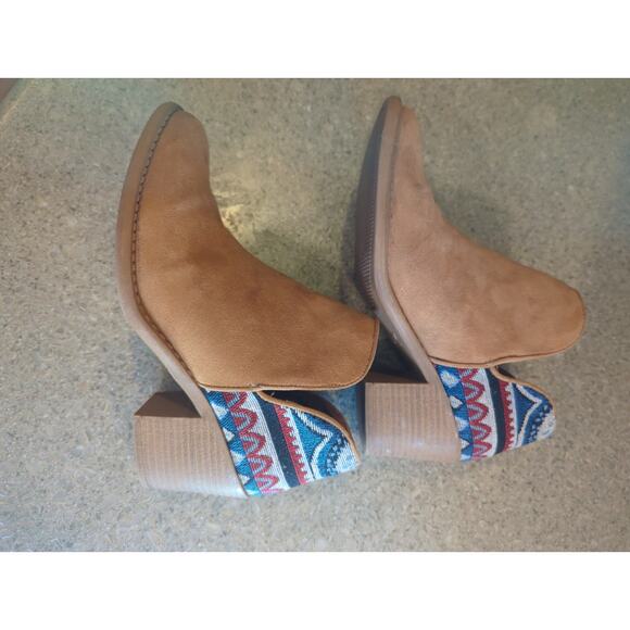 Qupid Tan Suede Booties Southwestern Blanket Heel detail 2.5" Women's Size 8 - Picture 8 of 9